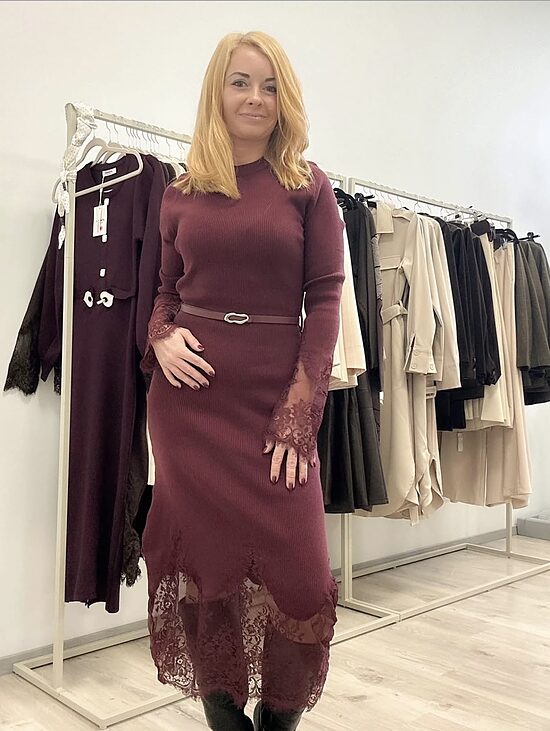 Bordo kleita ar mežģīni