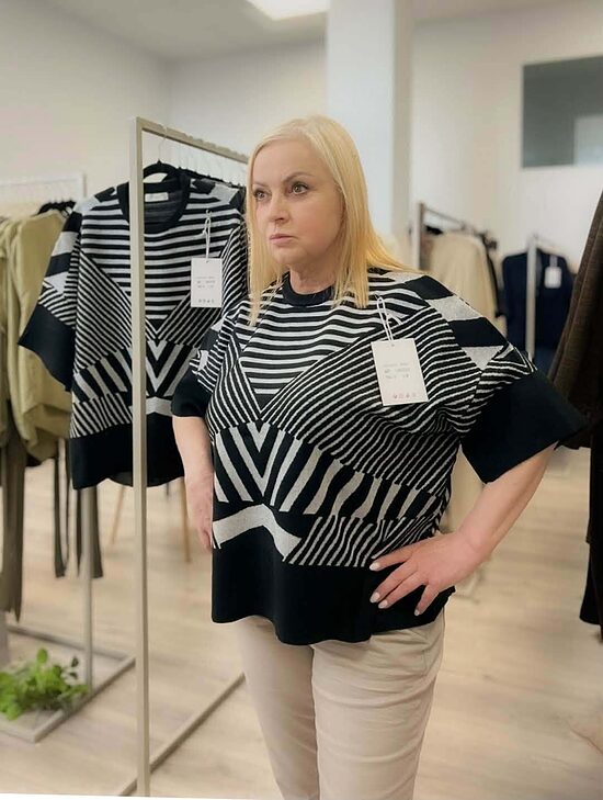 Melna un pelēka raksta lielo izmēru džemperis