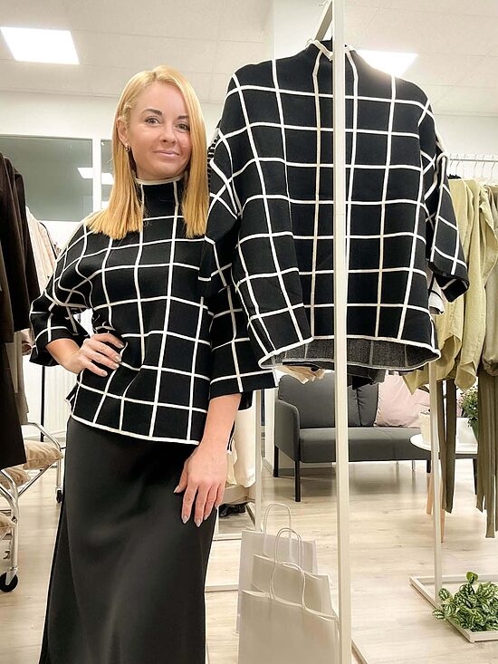 Melni rūtains džemperis