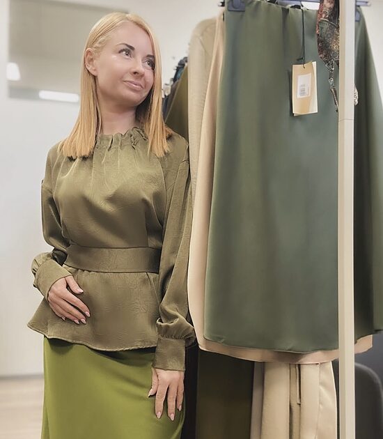 Zaļa blūze ar jostiņu