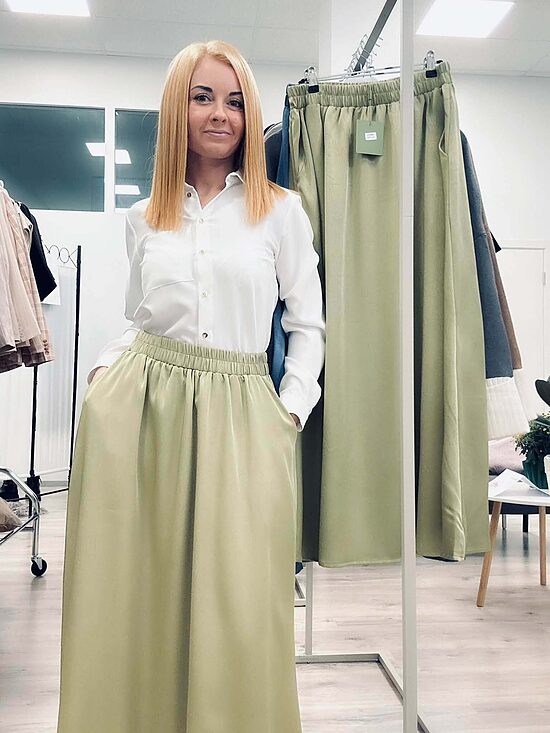 Zaļi satīna svārki